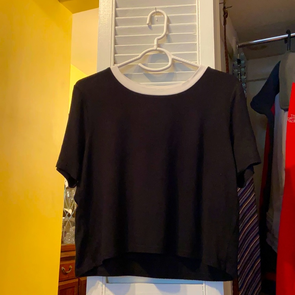 White collar black crop top